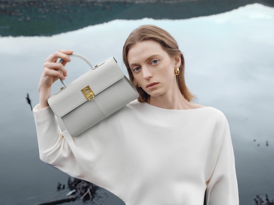 Medium Stance晨露藍色，以洗鍊線條呈現俐落風格。