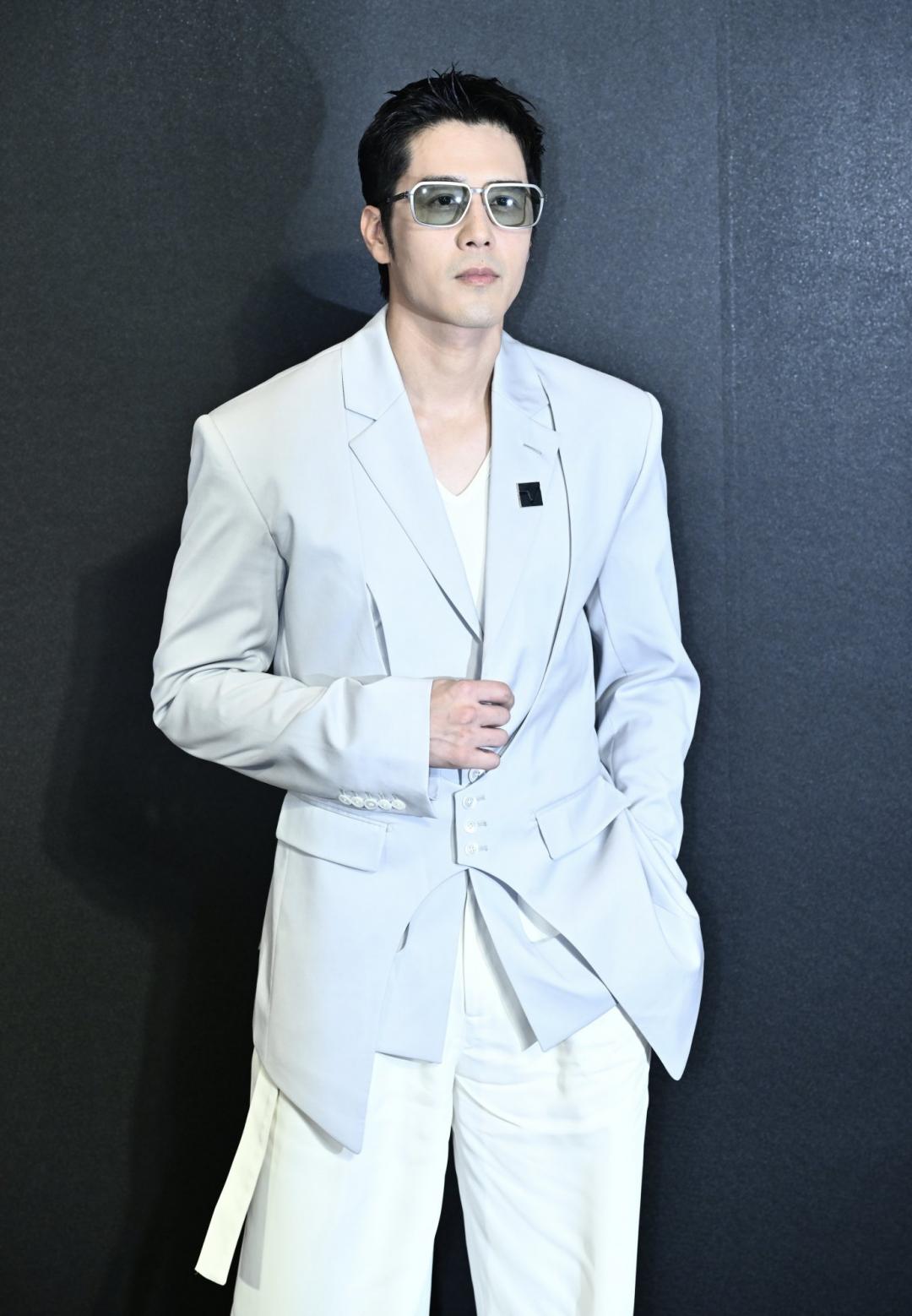 胡宇威認為鏡框設計能影響臉型，坦言會精心選擇合適鏡框配戴。（圖／記者陳奕全攝）