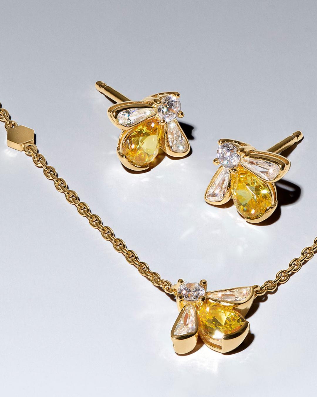 鎏金蜜蜂項鍊6,280元、鎏金蜜蜂耳環4,080元。