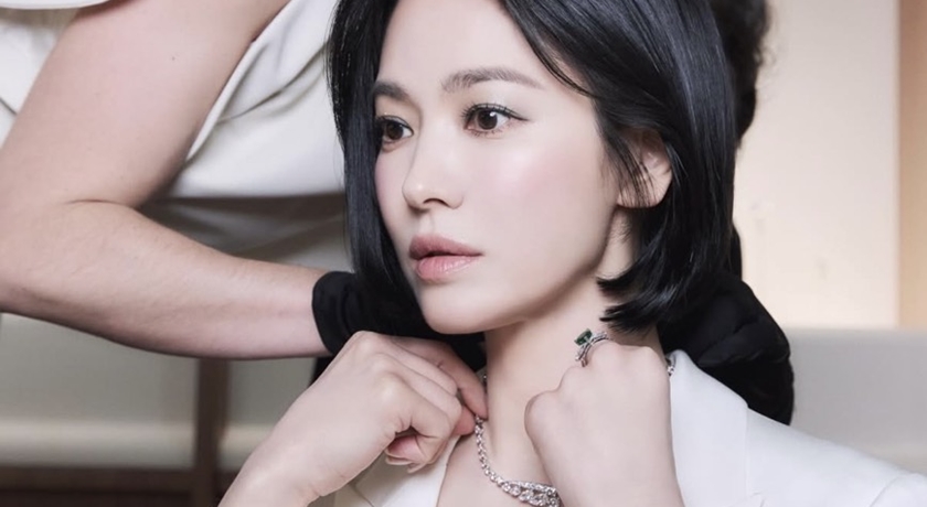 宋慧喬用西裝外套與蕾絲裙打造女王姿態！現身巴黎珠寶展氣勢完全不輸人