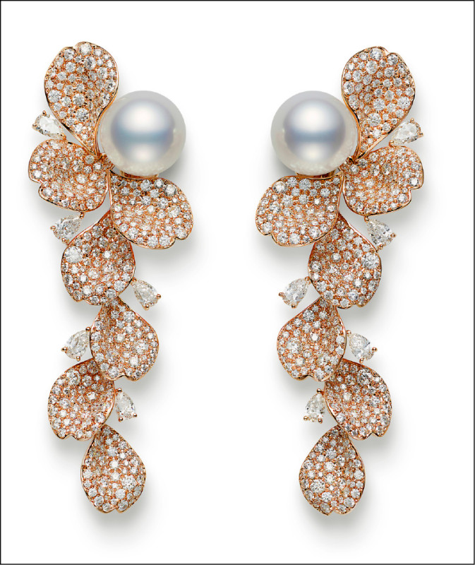Les Pétales鑽石珍珠耳環，18K粉紅金將珍珠襯托得更加潔白。