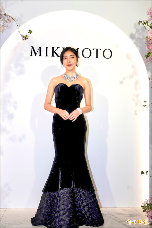 楊謹華佩戴全套MIKIMOTO Les Pétales頂級珠寶亮相，展現極致華麗感。（記者林欣若攝）