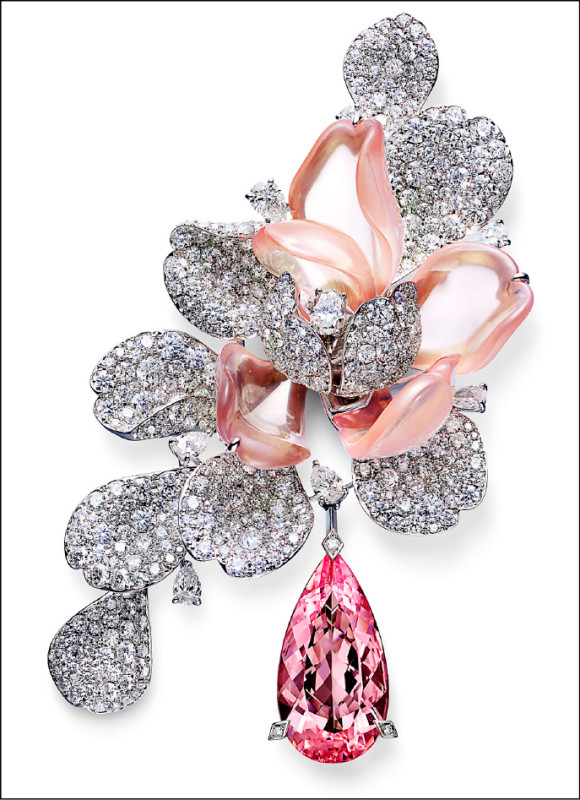 Les Pétales摩根石造型胸針，藉由花瓣間巧妙錯位排序，呈現柔和立體層次和輕盈空氣感。18K白金鑲嵌鑽石、摩根石、玫瑰水晶。