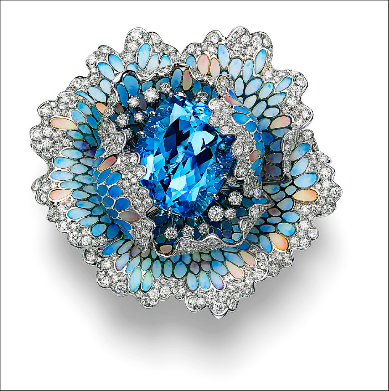 Les Pétales海水藍寶石花朵胸針，18K白金鑲嵌海水藍寶石、鑽石，搭配琺瑯工藝。