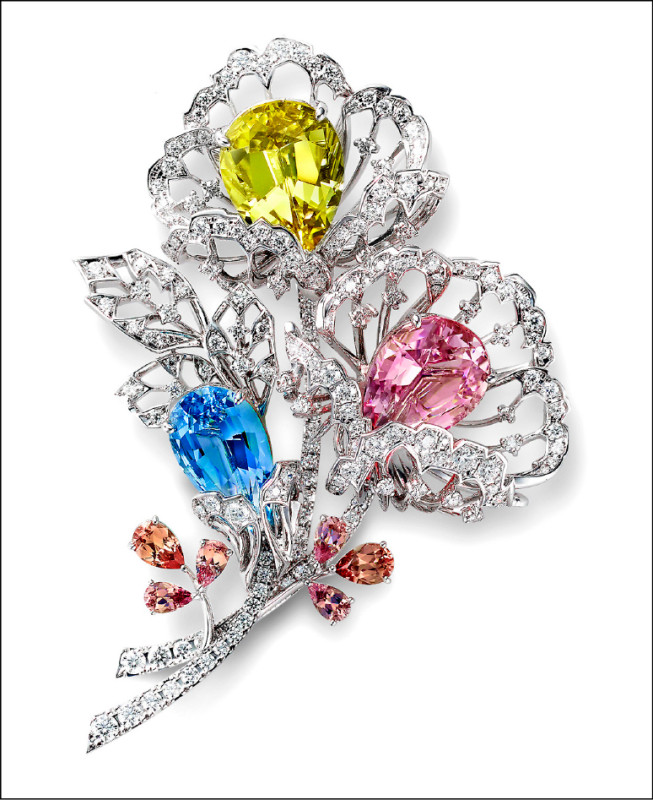 Les Pétales造型胸針，18K白金鑲嵌綠柱石、摩根石、海水藍寶石、石榴石、鑽石。