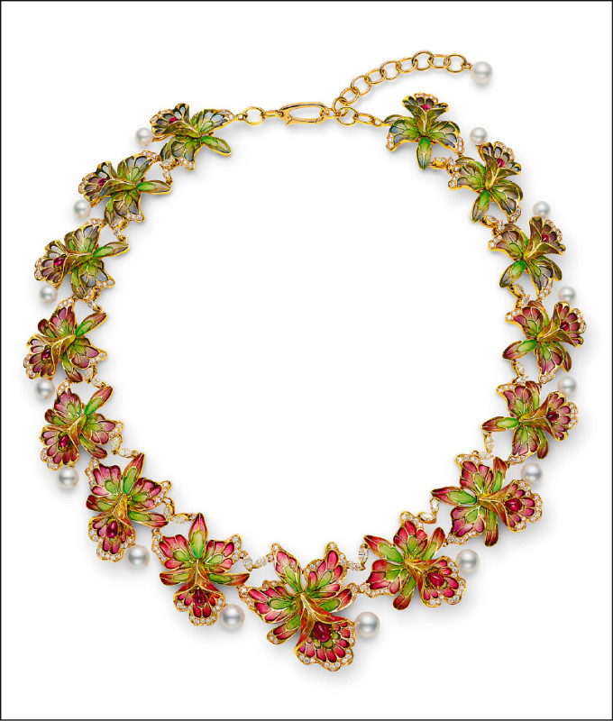 Les Pétales蘭花造型紅寶石珍珠項鍊，18K黃金鑲嵌紅寶石、鑽石、Akoya珍珠，搭配琺瑯工藝。