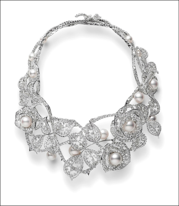 楊謹華佩戴款：Les Pétales鑽石珍珠造型短鍊，鑽石逐一鑲嵌於立體花瓣上，細膩勾勒出豐富的層次輪廓。