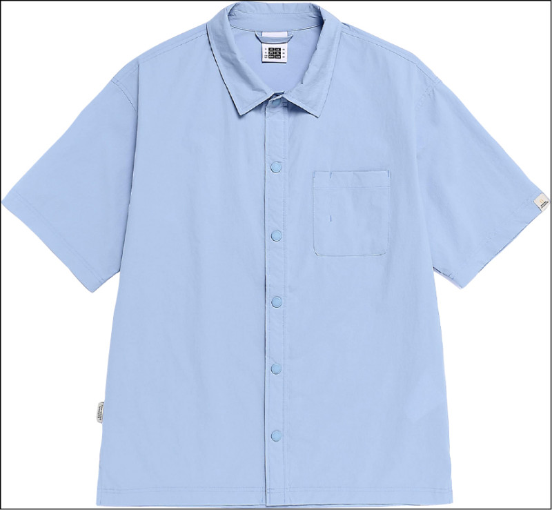 FREEZE系列強調輕薄如第二層肌膚的穿著體感。男女同款彈性寬鬆短袖襯衫，3,680元。