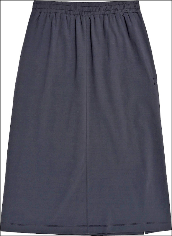 專為高溫情境打造的FROZEN系列AIR口袋裙，4,580元。