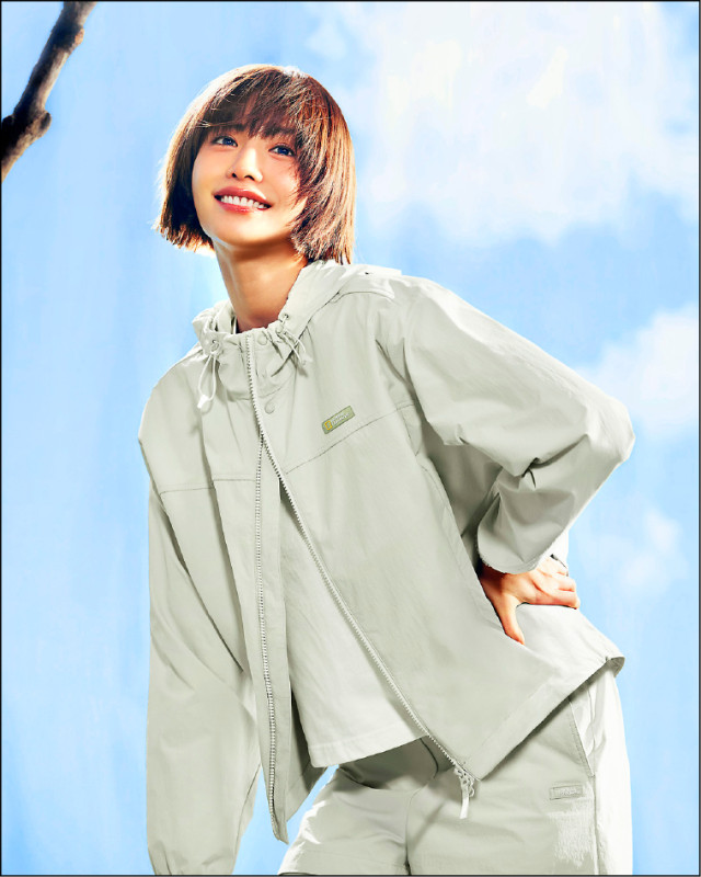 ADELIE系列彈性連帽外套，主打觸膚即涼的舒適感，5,380元。
