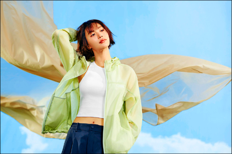 國家地理服飾南韓代言人Nana廣告款輕量連帽外套，可收納成一個掌上型口袋大小，特別適合休閒旅遊時穿著攜帶，5,080元。