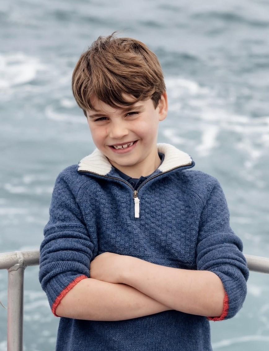 路易小王子8歲生日官方照片曝光，以一身藍色半拉鍊針織上衣亮相。（翻攝自instagram）