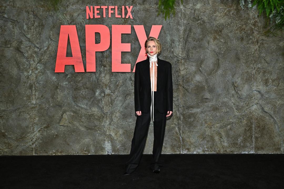 莎莉賽隆出席首映會，以性感造型亮相。（美聯社）