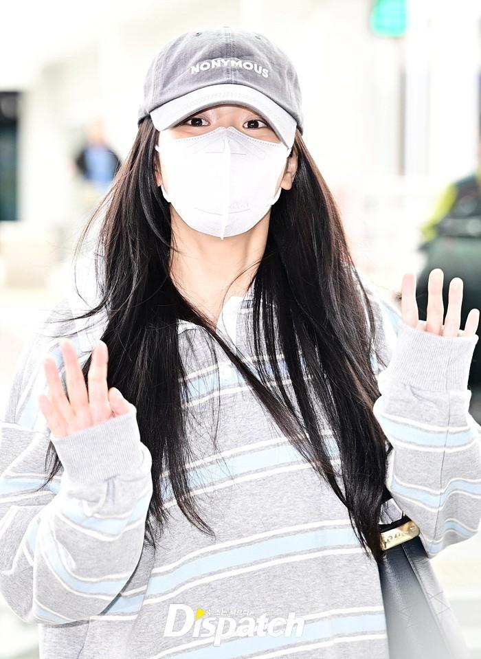 Jisoo原訂本週飛坎城前，以漂亮機場時尚行頭現身，接受媒體聯訪，沒想到疑似因事件越演越烈，隨後宣布聯訪取消。