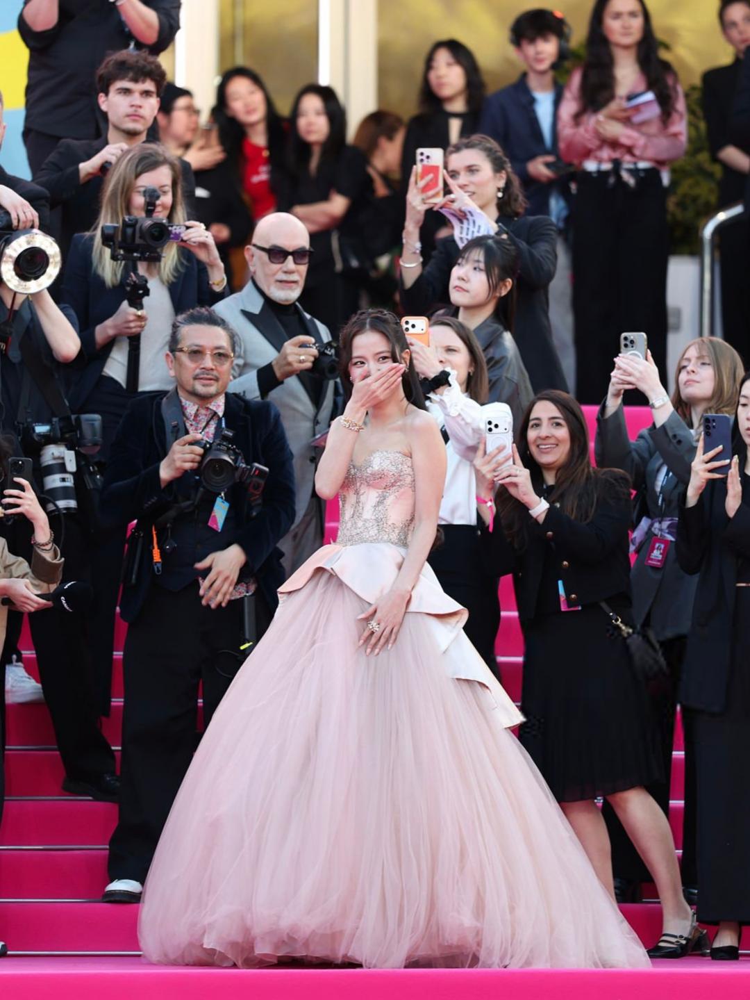 Jisoo不忘寵粉，比心、掩嘴笑賣萌，讓粉絲當場原地融化。