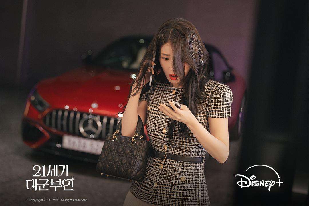 IU穿得貴氣卻慘遭蛋洗，張力畫面看點十足。