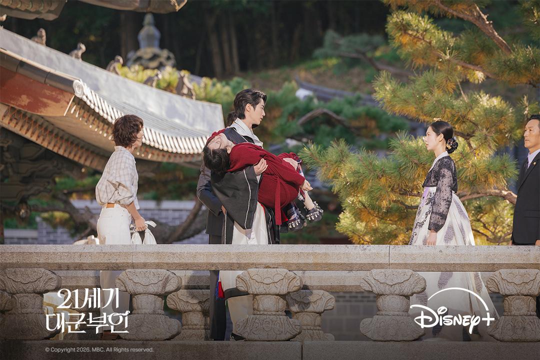 IU腳上的CROCS洞洞鞋，要價不菲。