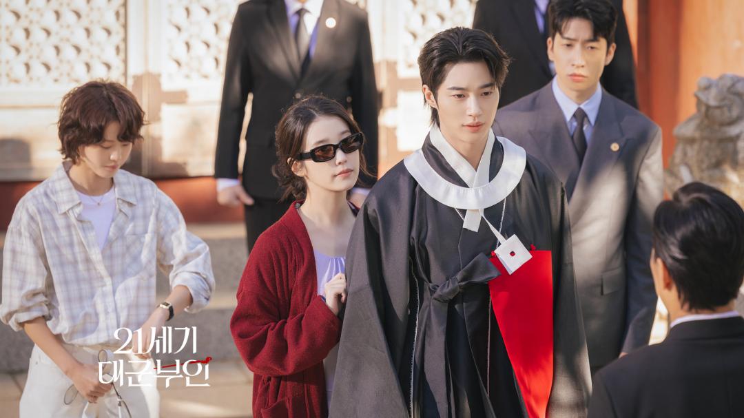 IU因皇宮內火災事件無端被調查，調查時以睡衣搭配萬元拖鞋，流露貴氣千金氣場。