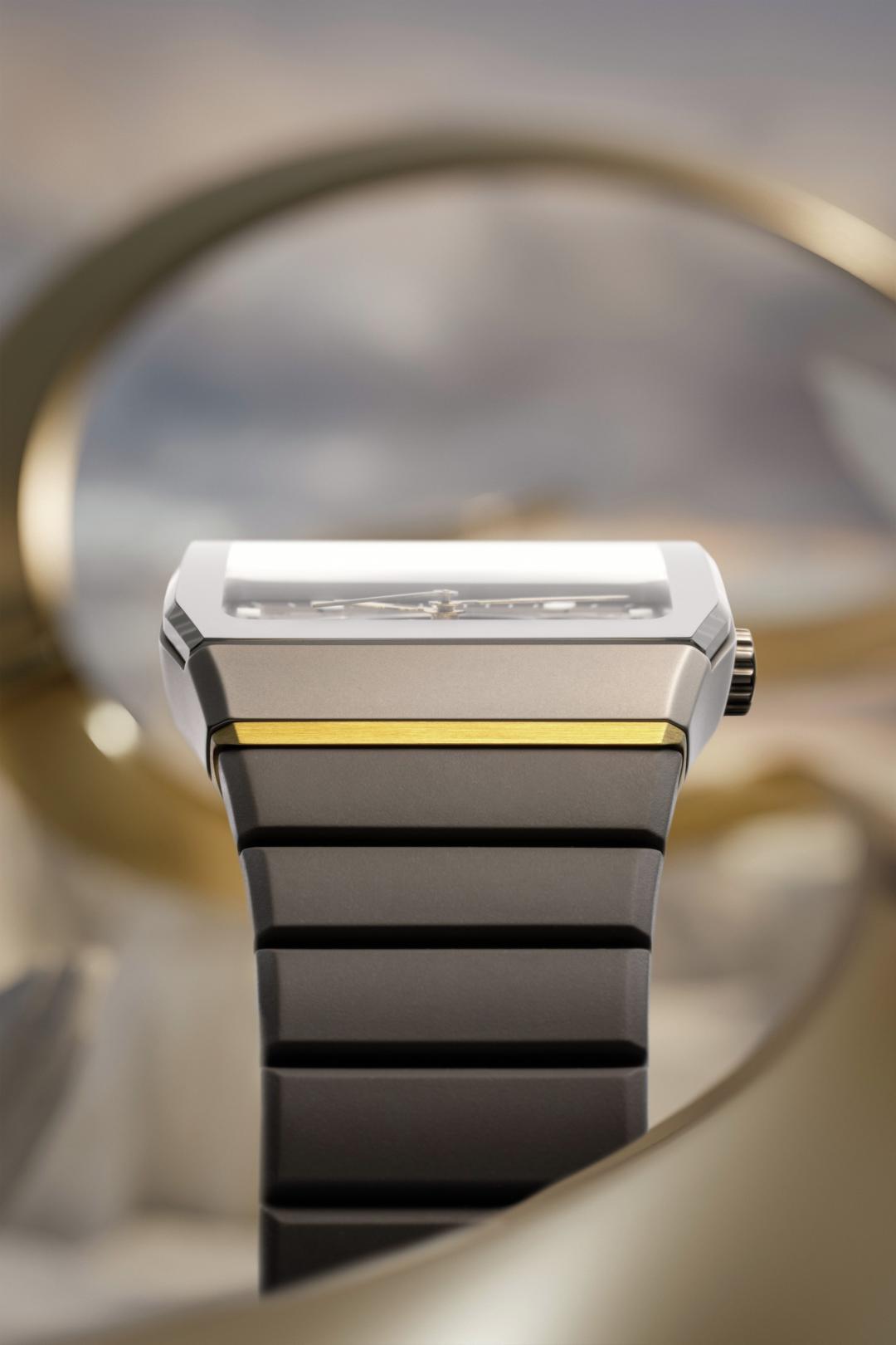 灰色氟橡膠錶帶搭配拉絲不鏽鋼可調式雙折錶扣、霧面電漿高科技陶瓷扣面，兼具設計感和舒適性。