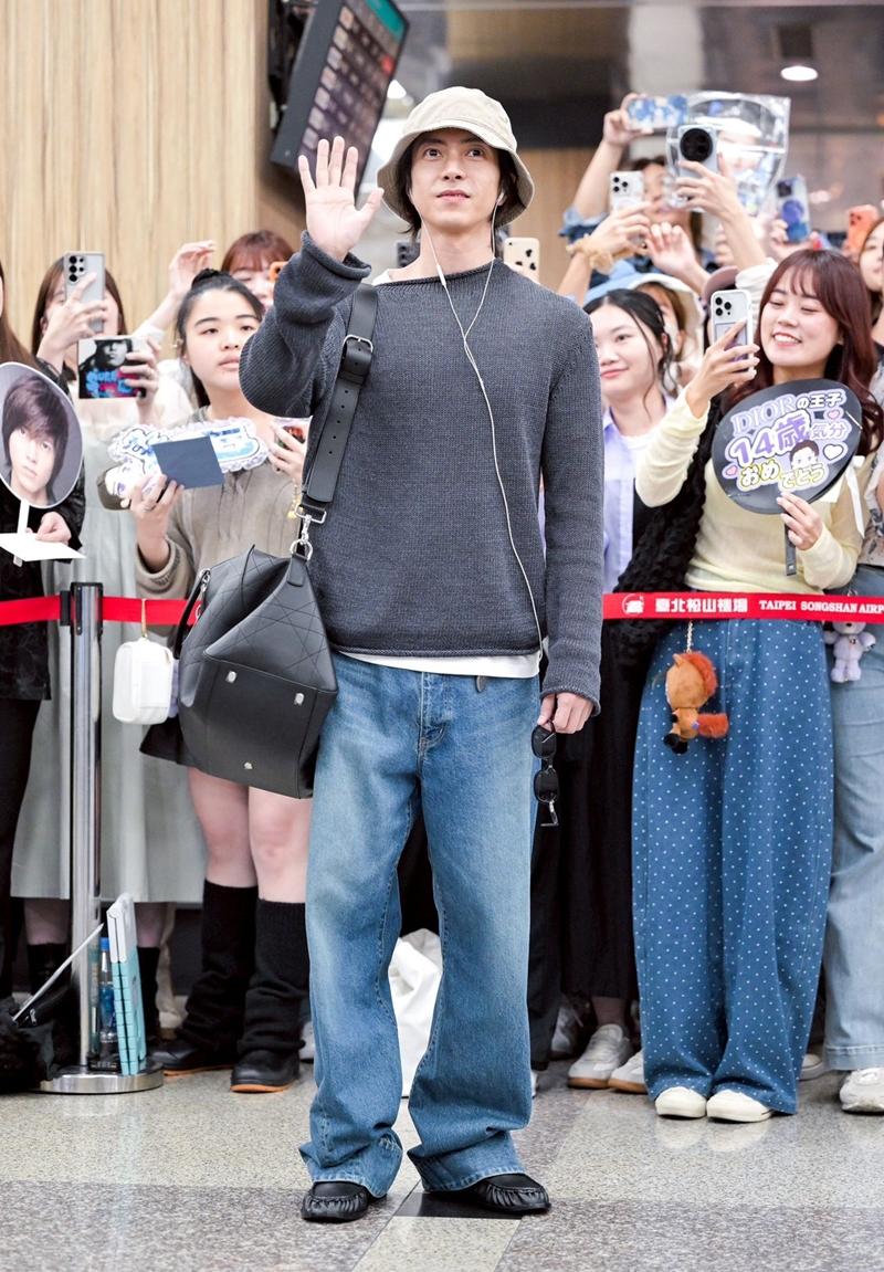 山下智久抵台爆接機潮！手比愛心寵粉 松山機場成大型追星現場