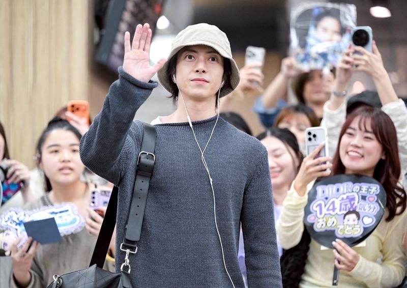 山下智久抵台爆接機潮！手比愛心寵粉 松山機場成大型追星現場