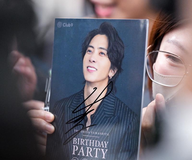 山下智久抵台爆接機潮！手比愛心寵粉 松山機場成大型追星現場