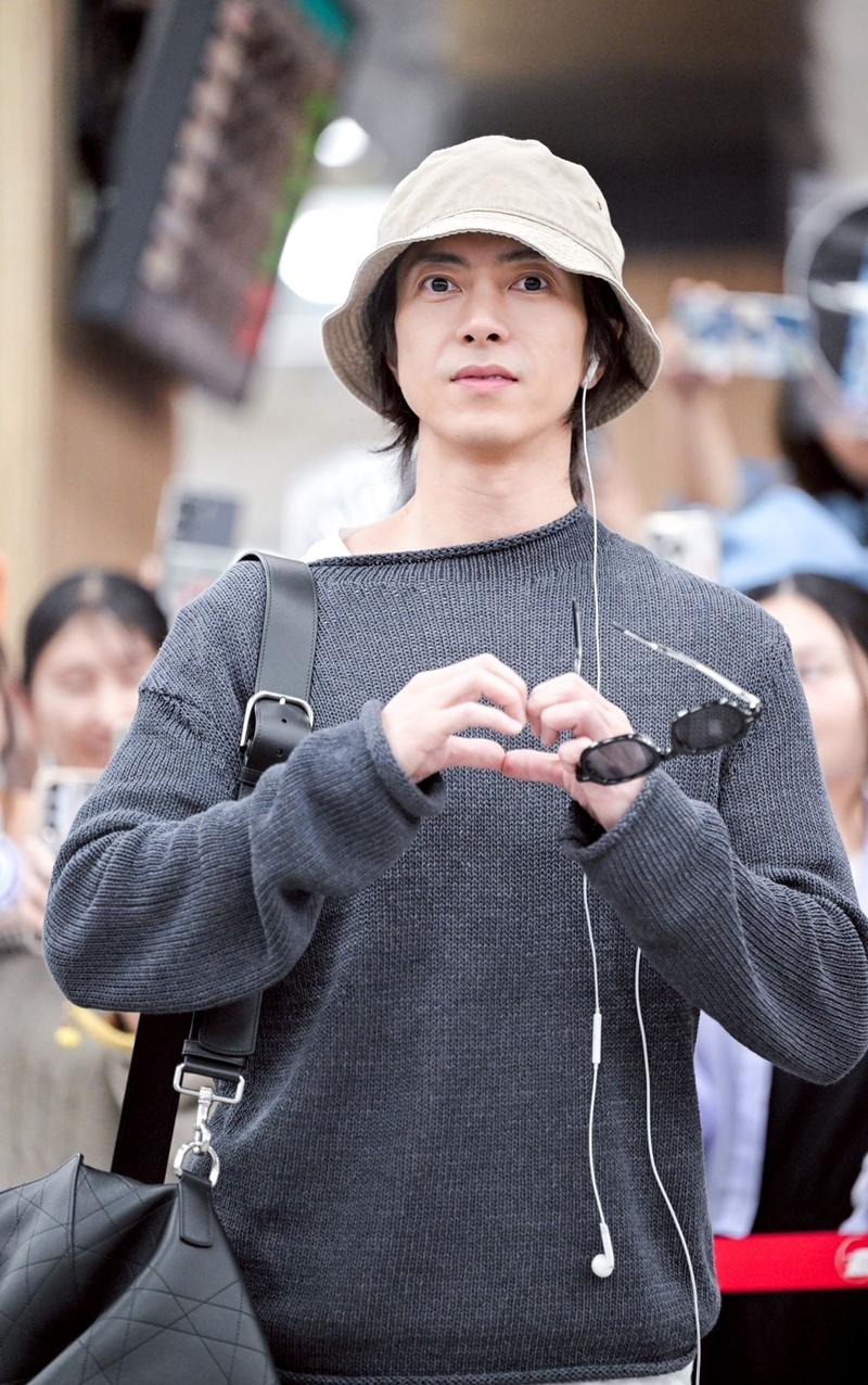 手比愛心掀起現場粉絲尖叫。（記者王文麟攝）