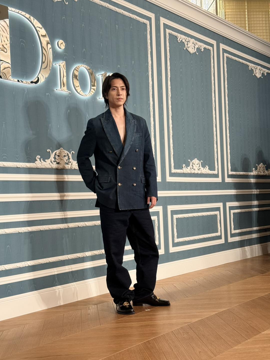 山下智久身穿深藍丹寧西裝，腳踩D de Dior德比鞋，俐落造型展現成熟氣場。（記者余崇慧攝）