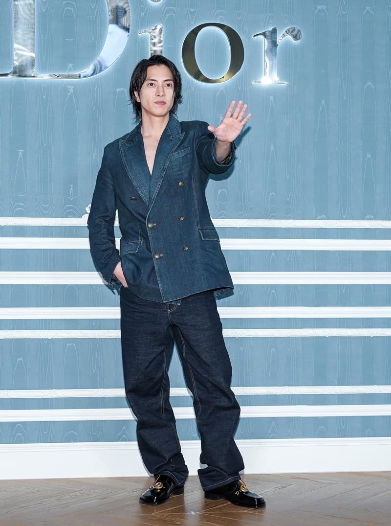 山下智久出席Dior活動，現場大批粉絲圍觀，他也親切地跟大家揮手致意。（記者王文麟攝）