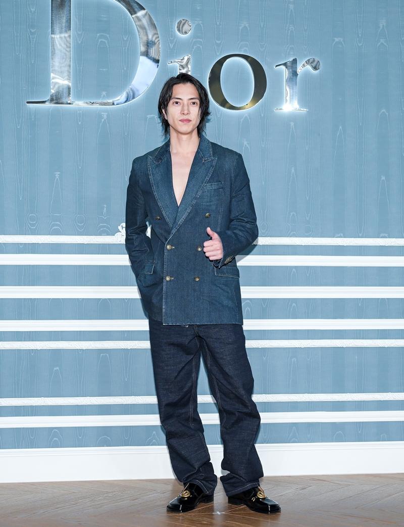 山下智久身穿深藍丹寧西裝，腳踩D de Dior德比鞋，俐落造型展現成熟氣場。（記者王文麟攝）