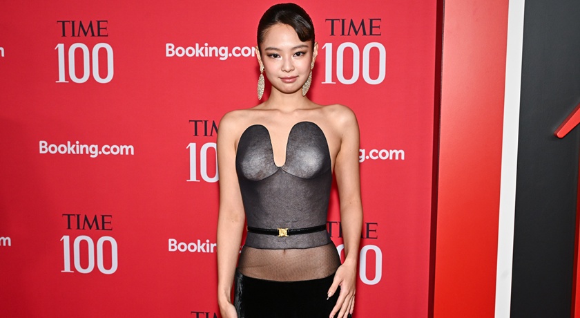 魔鬼身材也翻車？Jennie黑色薄紗竟讓腰間肉現形 超奇葩胸部沒人看得懂