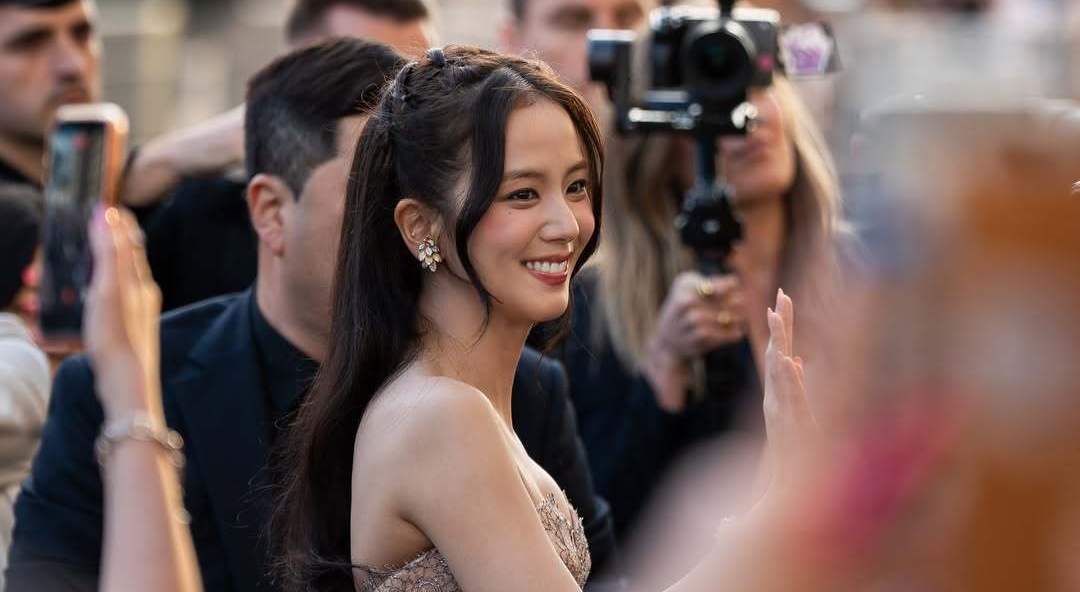 Jisoo捲兄長風波採訪喊卡避風頭！坎城穿公主裙奪獎寫亞洲第一人紀錄