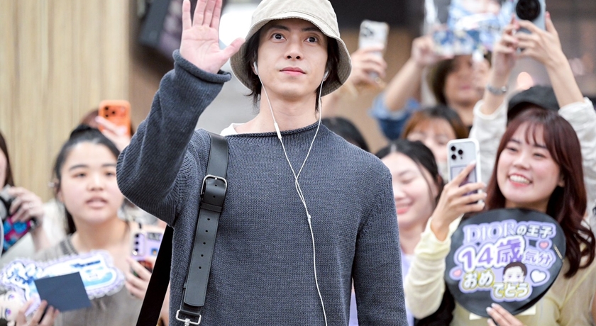 山下智久抵台爆接機潮！手比愛心寵粉 松山機場成大型追星現場