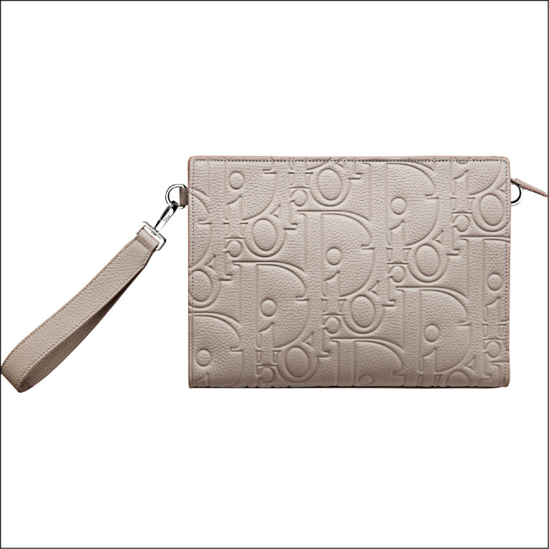 限定店獨賣款，Dior Gravity灰色壓紋小牛皮手拿包，50,000元。