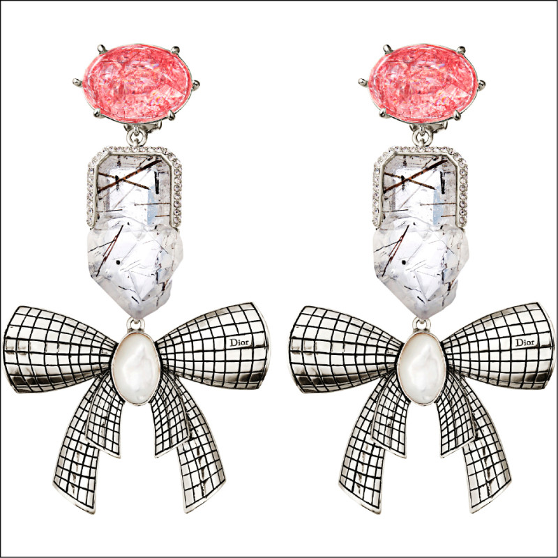 限定店獨賣款，Dior Deco蝴蝶結造型珍珠母貝水晶耳環，82,000元。