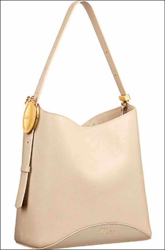 Dior Médaillon米色粒面小牛皮中型水桶包，145,000元。