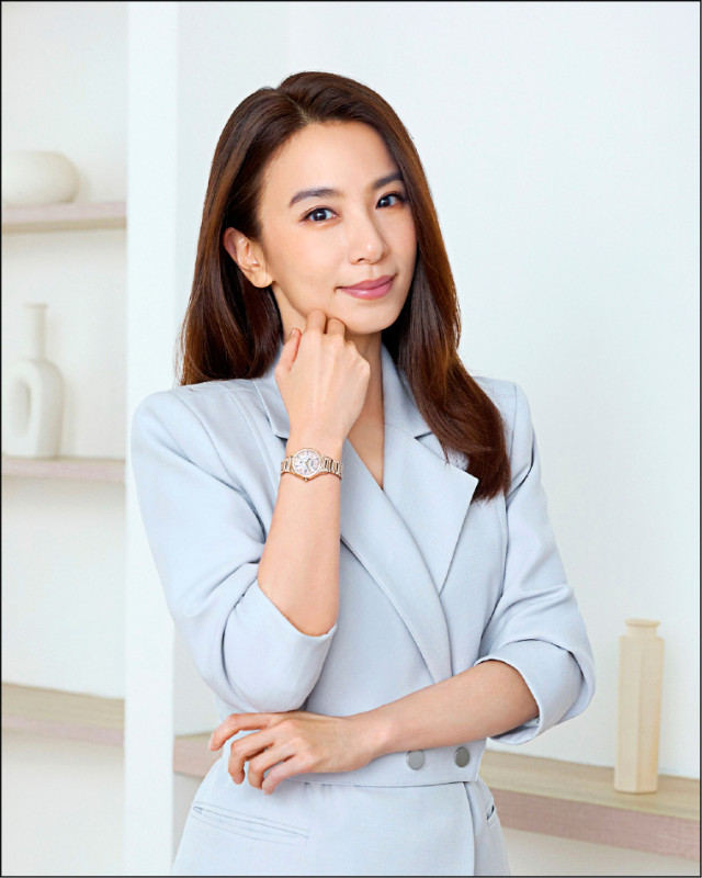 CITIZEN代言人田馥甄佩戴光動能電波時計錶ES9498-69N山茶花限定款，流露優雅自信氣質，台灣限定100只，每只43,900元。