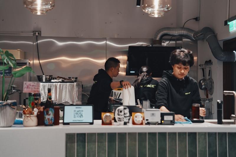 DOU’PACE”店內工作人員皆為專業跑者，氣氛比起咖啡廳，更像是跑步俱樂部。（DOU’PACE”提供）