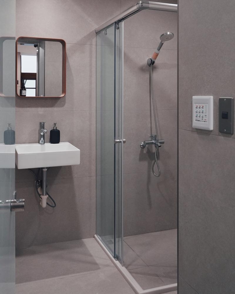 店內設有寄物與淋浴空間，跑前跑後都能輕鬆使用。（DOU’PACE”提供）