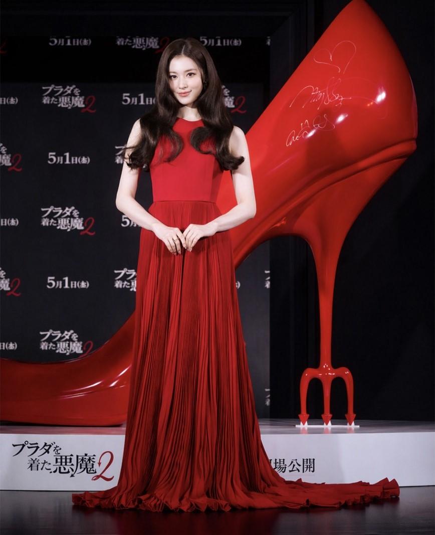 Sana身穿Prada紅色褶飾長洋裝，展現優雅線條。（路攝自instagram）