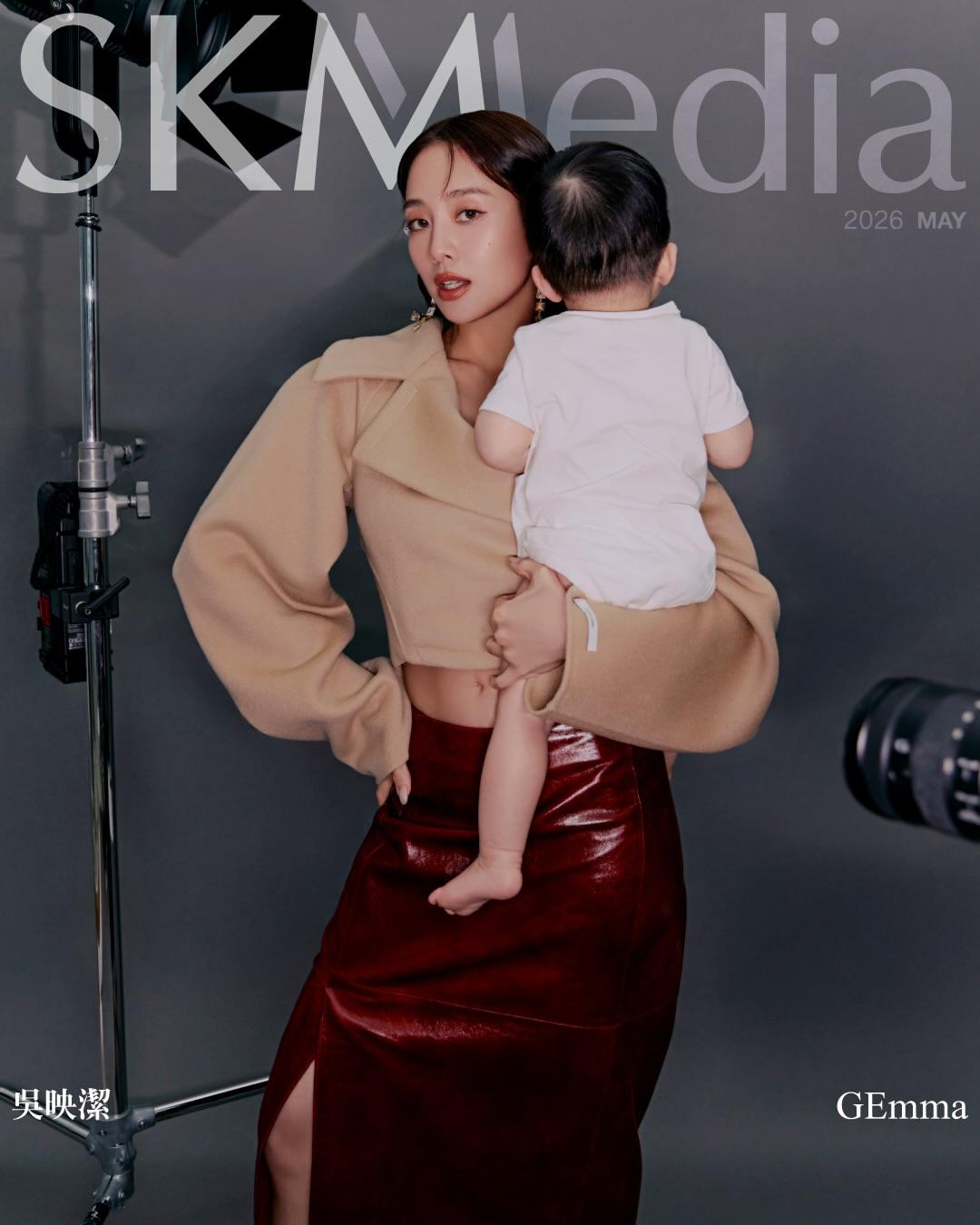 鬼鬼「單手抱」女兒露出超人媽媽力，讓妹子成為畫面中最無價的時尚配件。