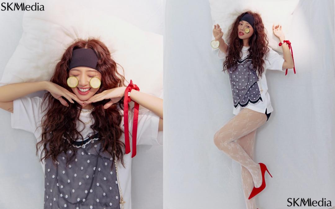 另一套頂著鬈髮、戴起髮帶的造型，少女感更升級，粉絲忘記她當媽媽了實屬合理。