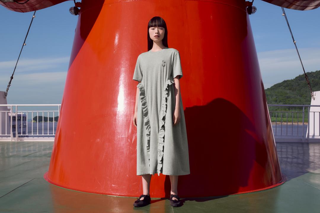 Cecilie Bahnsen曾提及，「高級訂製不必只屬於特殊場合，而是可以融入日常。我追求的是讓人立刻想穿，並且這份心情能持續一生的服裝。」 這個初心正好與UNIQLO品牌理念不謀而合。