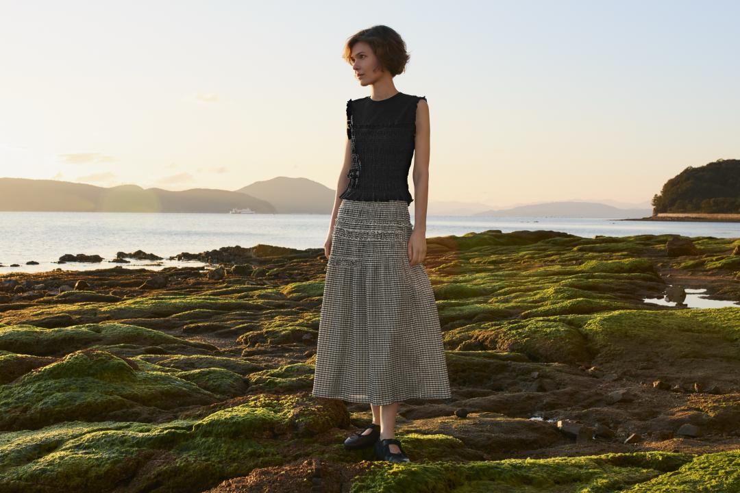 透過壓褶細節勾勒優雅女人味。