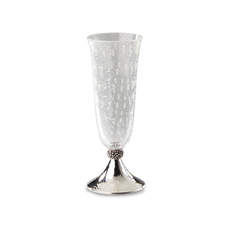 Caviar系列玻璃高腳杯，透明杯身搭配銀質底座與微球細節，融合輕盈材質與經典金工工藝。（Buccellati提供）