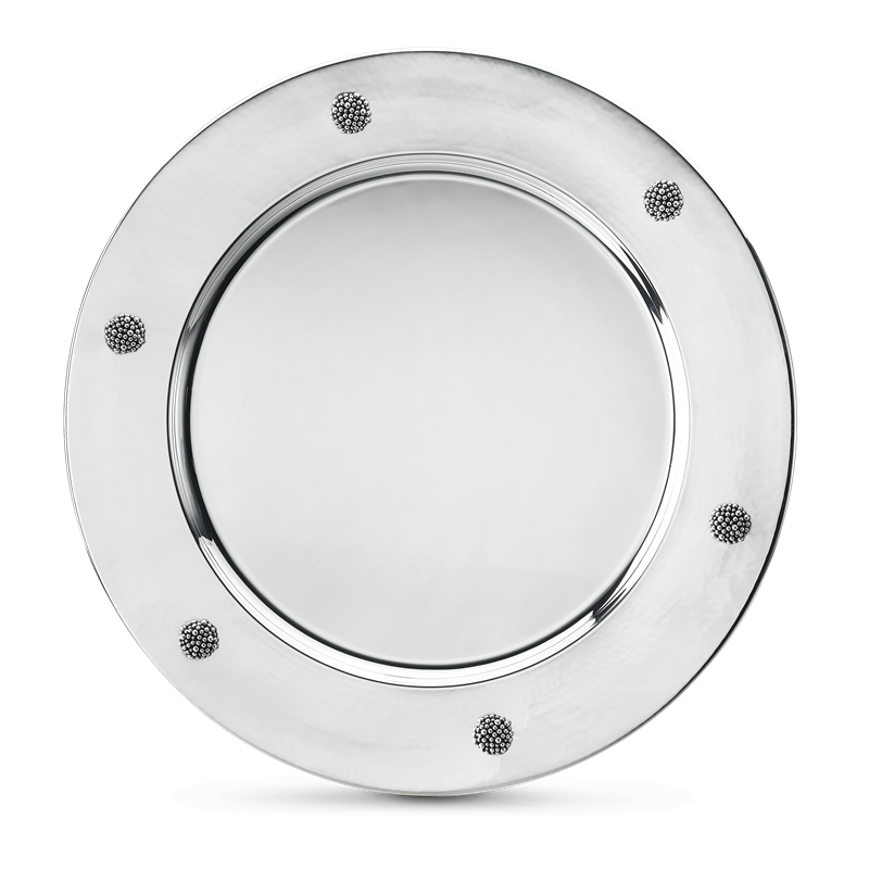 Caviar系列銀製餐盤，以圓潤盤面搭配等距分布的微球裝飾，展現品牌經典紋理與精緻工藝特色。（Buccellati提供）