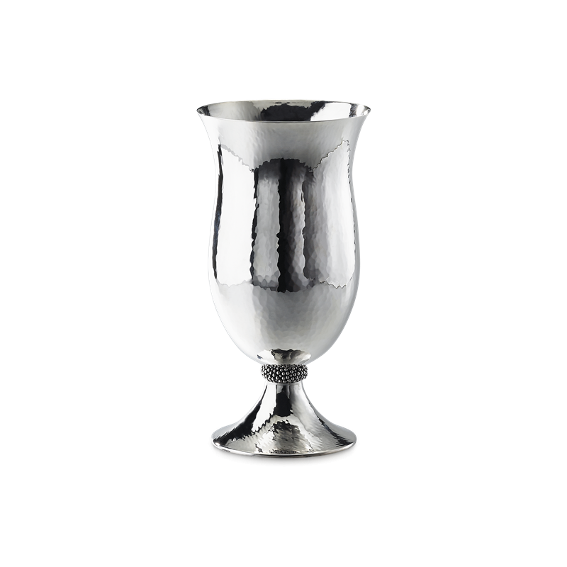 Caviar系列銀製高腳杯，以手工錘紋銀面結合標誌性微球裝飾，呈現細膩層次與優雅輪廓。（Buccellati提供）