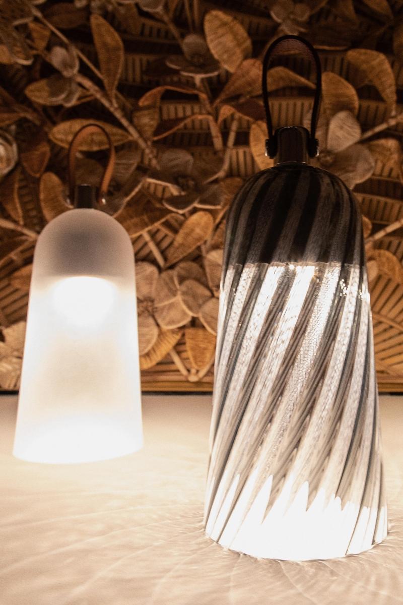 Dior Maison Corolle系列燈具，運用手工吹製玻璃打造旋紋光影效果，於明暗之間展現材質流動感與空間氛圍。（Dior提供）