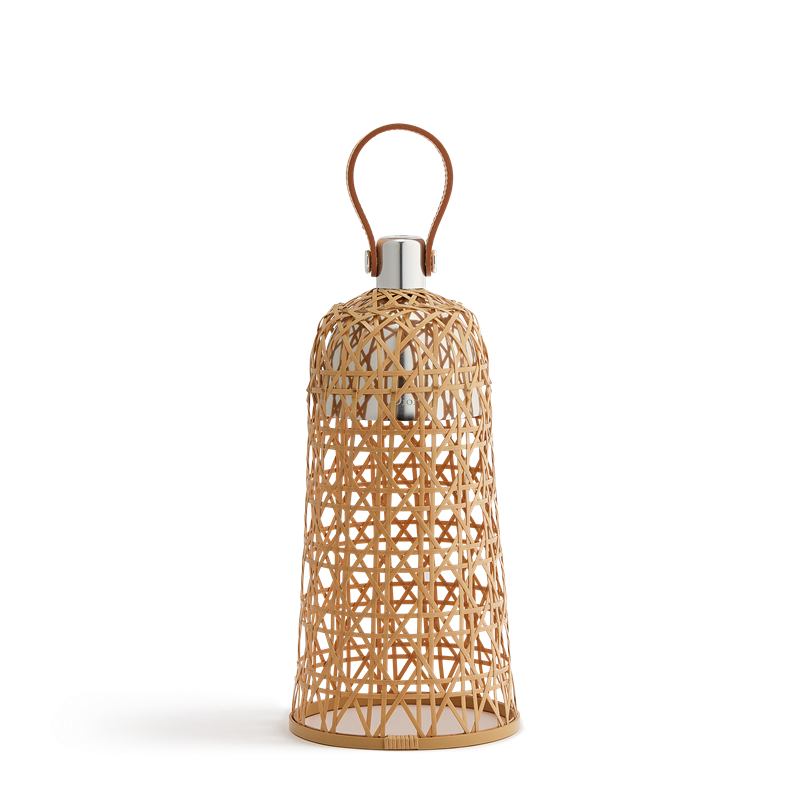 以手工竹編結構重現經典cannage藤格紋元素，結合自然材質與光影層次，展現品牌工藝精神。（Dior提供）