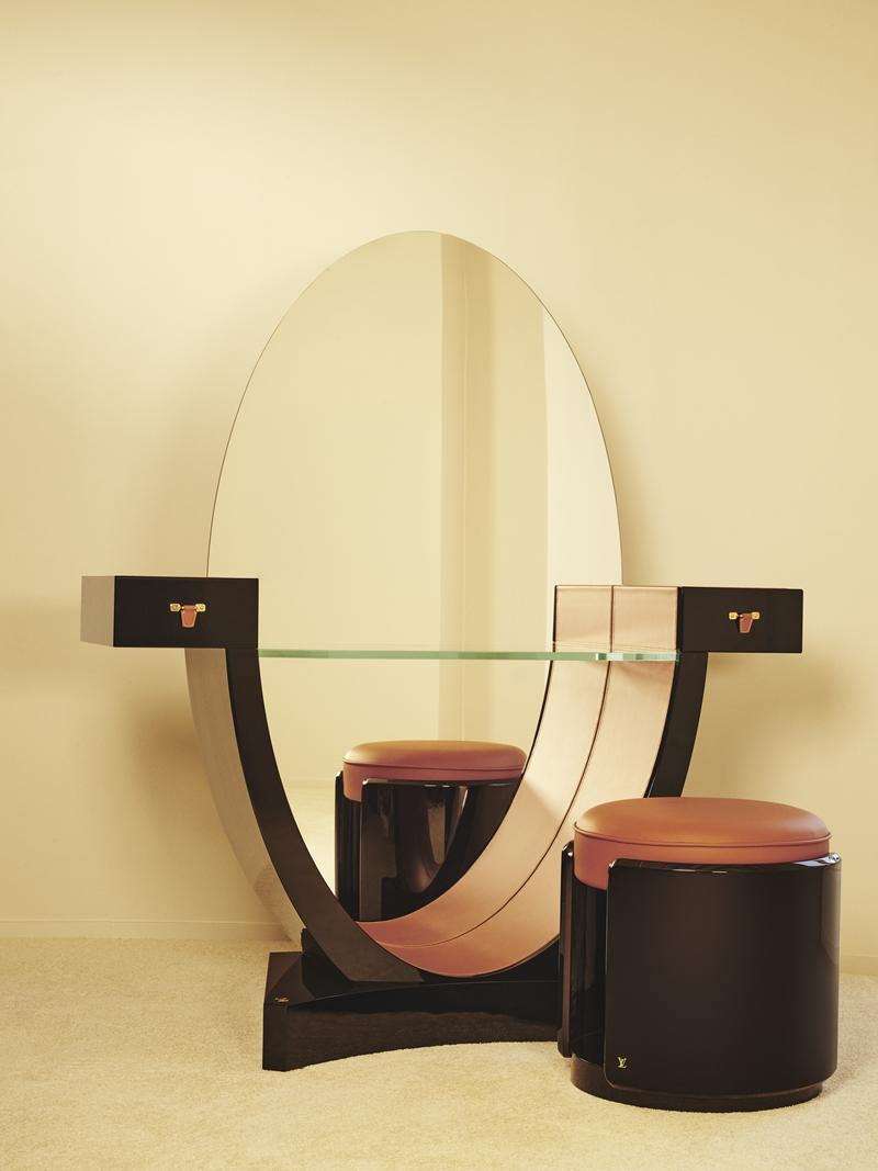 Objets Nomades系列梳妝台，以Omega弧形結構結合鏡面與皮革座椅，展現裝飾藝術語彙與當代工藝的融合。（Louis Vuitton提供）